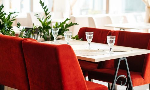 lieu de restauration agréable et confortable avec des chaises rouges