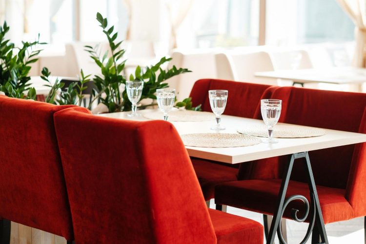 lieu de restauration agréable et confortable avec des chaises rouges