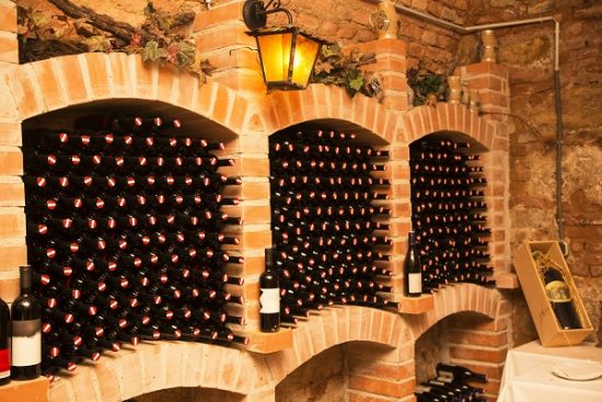 Comment aménager et optimiser l’espace dans une cave à vin ?