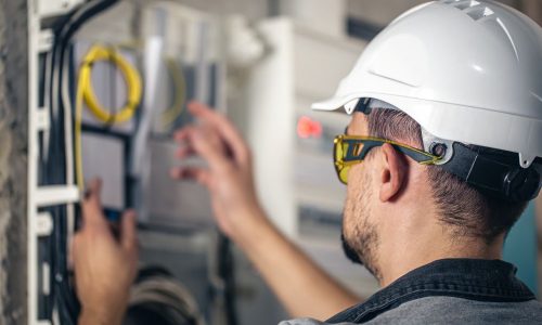 Un électricien qui travaille en toute sécurité