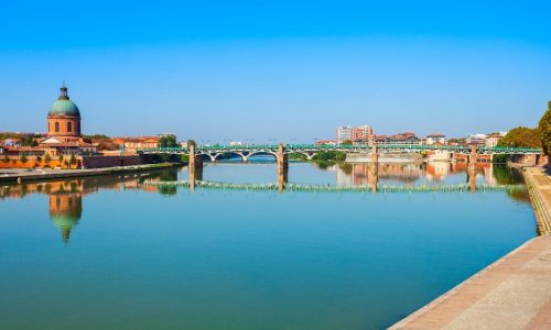 Vue panoramique sur la Garonne à Toulouse avec le dôme de La Grave et le pont Saint-Pierre