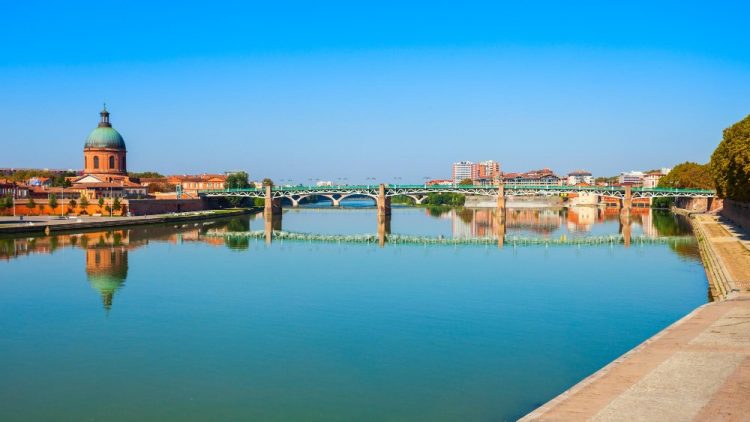 Vue panoramique sur la Garonne à Toulouse avec le dôme de La Grave et le pont Saint-Pierre